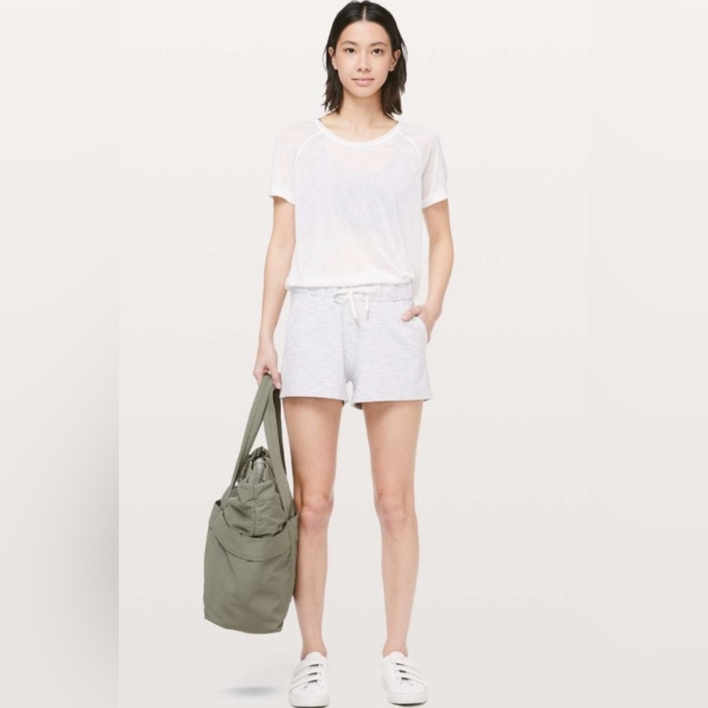 Lululemon On The Fly Short *2.5" grey/ white. Size 4.
